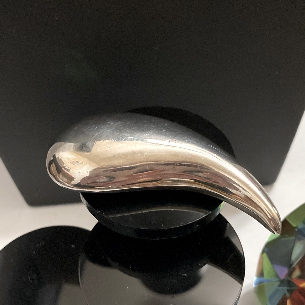 Givenchy vintage teardrop brooch​​ - Picture 3 of 6